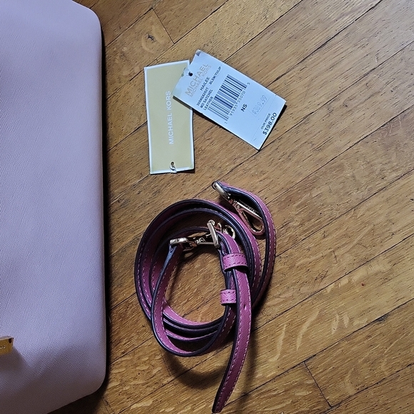 Michael Kors Hailey Crossbody Purse Like New - Picture 3 of 16